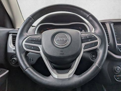 Used 2018 Jeep Cherokee Latitude Plus w/ Comfort/Convenience Group image 16