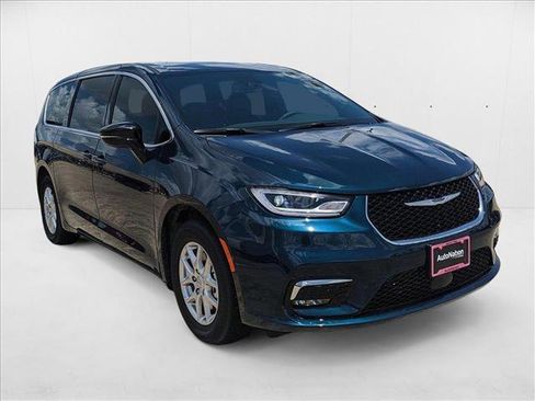 New 2025 Chrysler Pacifica Select image 3
