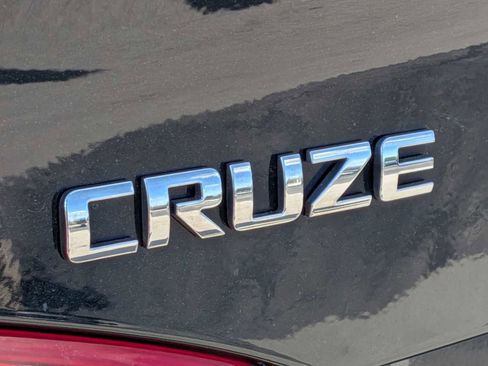 Used 2017 Chevrolet Cruze LT FWD image 11