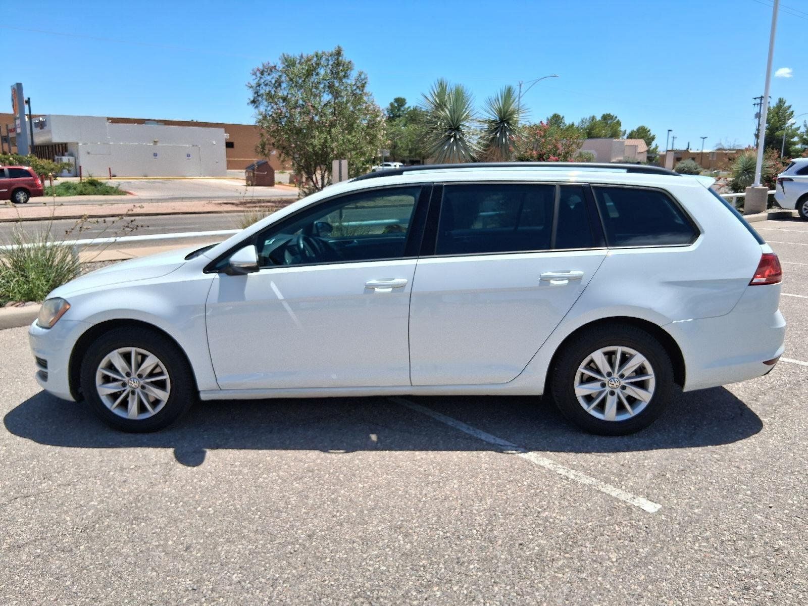 Used 2017 Volkswagen Golf SportWagen FWD image 2