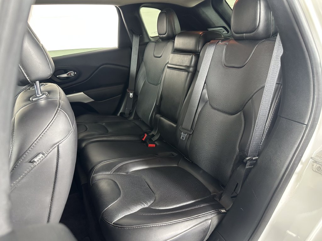 Used 2017 Jeep Cherokee Overland w/ Technology Group AWD/4WD image 19