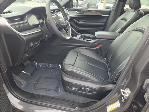 Certified 2025 Jeep Grand Cherokee L Limited w/ Luxury Tech Group II image 27