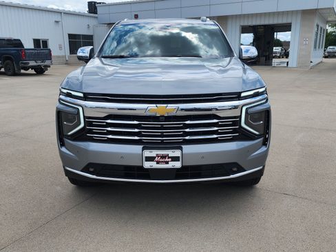 Used 2025 Chevrolet Suburban Premier AWD/4WD image 2
