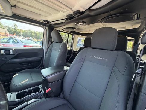 Used 2018 Jeep Wrangler Unlimited Sahara w/ LED Lighting Group AWD/4WD image 34