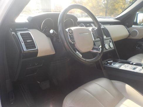Used 2018 Land Rover Discovery SE image 13