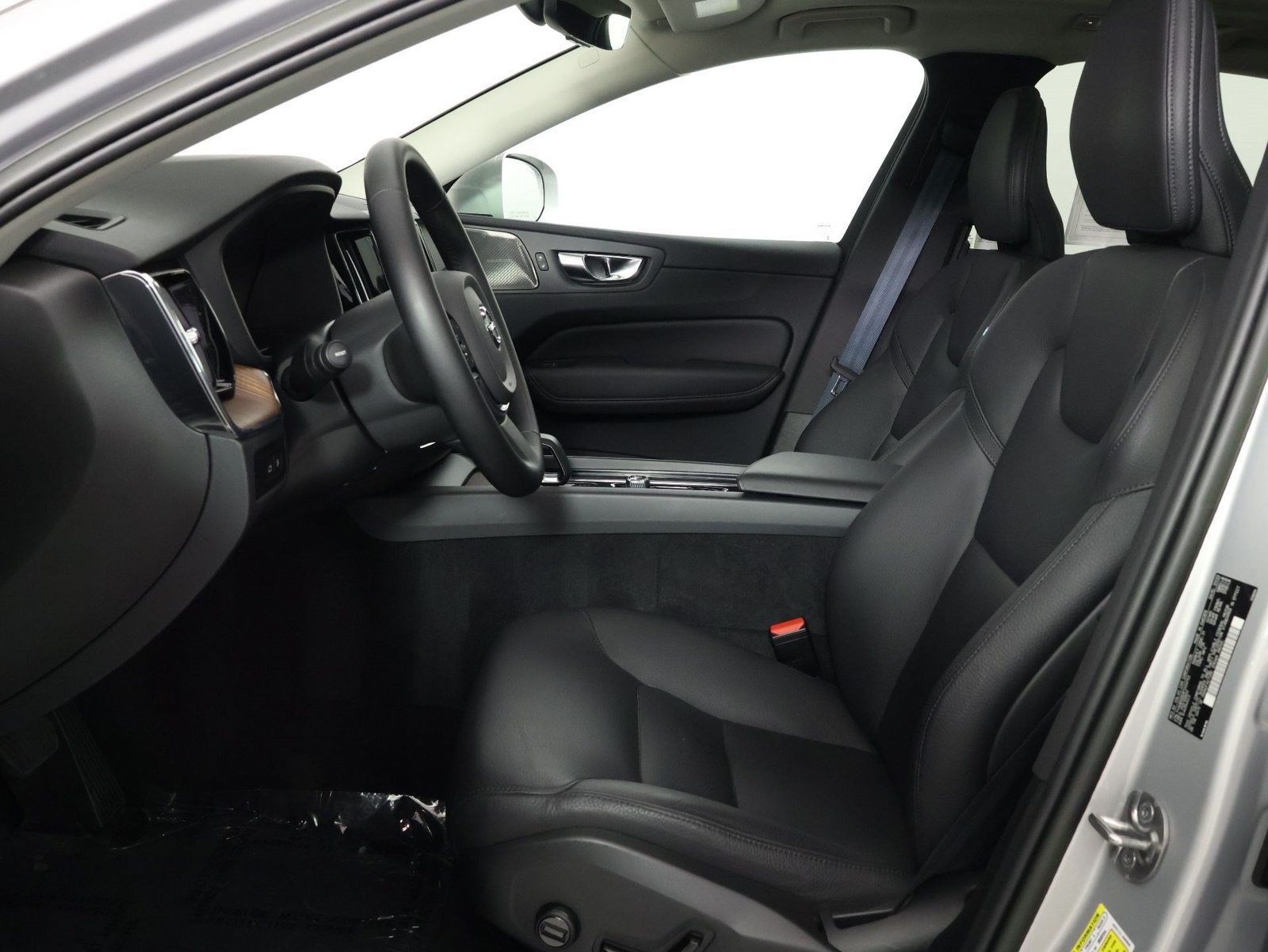 Certified 2023 Volvo XC60 T8 Plus AWD/4WD image 31