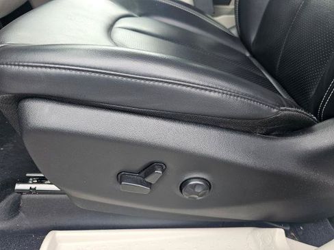 Used 2023 Chrysler Pacifica Touring-L FWD image 50