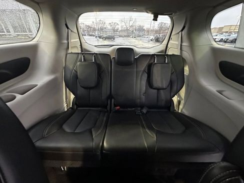 Used 2024 Chrysler Pacifica Touring-L image 30