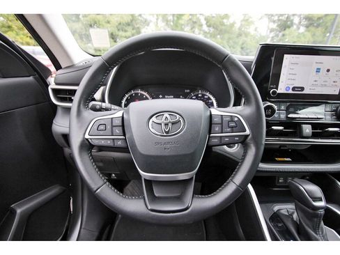 Used 2024 Toyota Highlander XLE FWD image 14