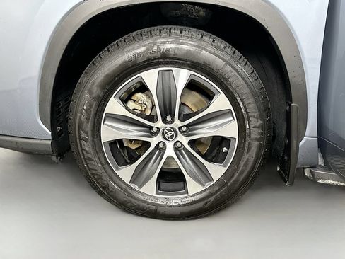 Used 2024 Toyota Highlander XLE FWD image 33