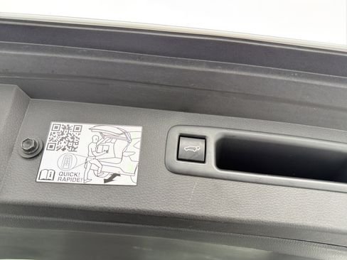 Used 2024 Toyota Highlander XLE image 30