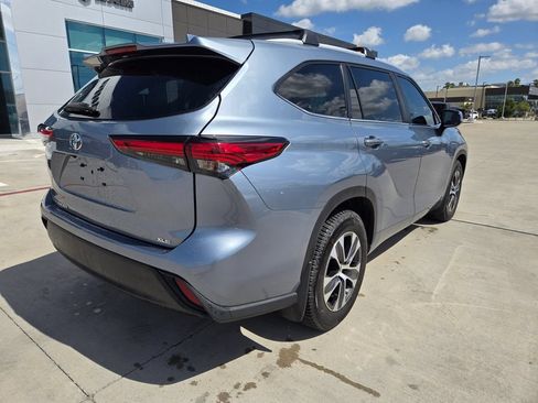 Used 2023 Toyota Highlander XLE FWD image 3