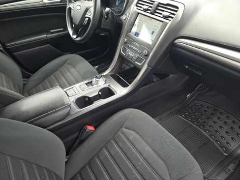 Used 2020 Ford Fusion SE FWD image 14