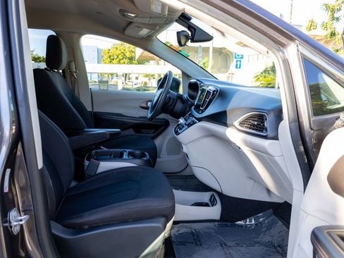 Used 2017 Chrysler Pacifica Touring Plus w/ Tire & Wheel Group image 18