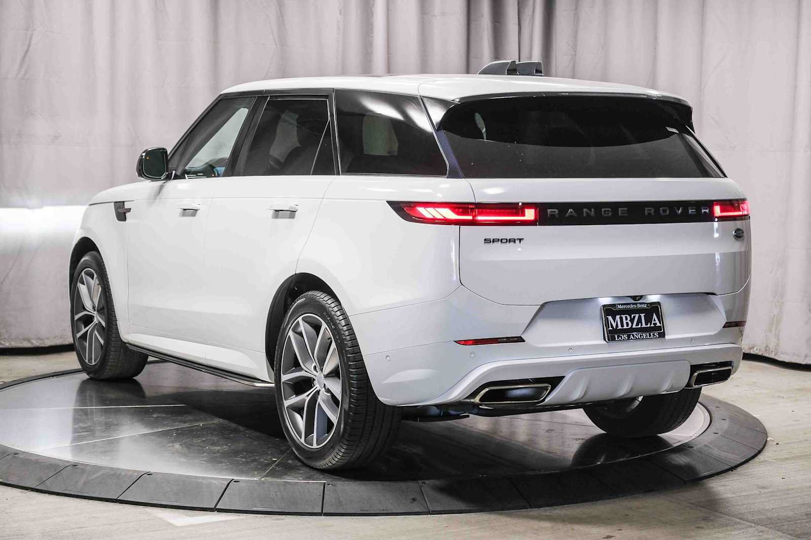 Used 2023 Land Rover Range Rover Sport SE Dynamic AWD/4WD image 2
