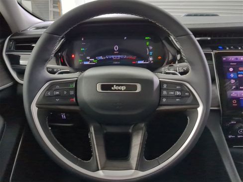 Used 2023 Jeep Grand Cherokee w/ Luxury Tech Group II image 23