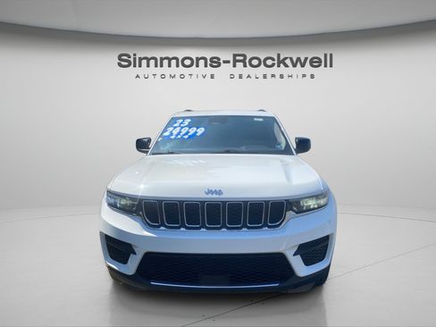 Used 2023 Jeep Grand Cherokee Laredo AWD/4WD image 8