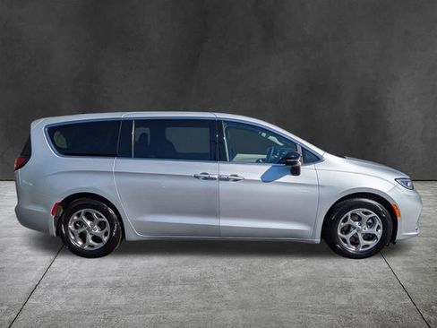 Used 2024 Chrysler Pacifica Limited image 3