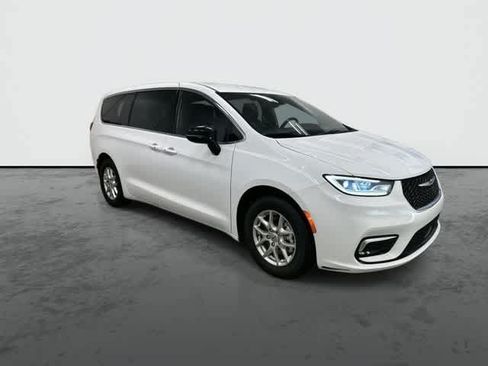Used 2025 Chrysler Pacifica Select FWD image 5