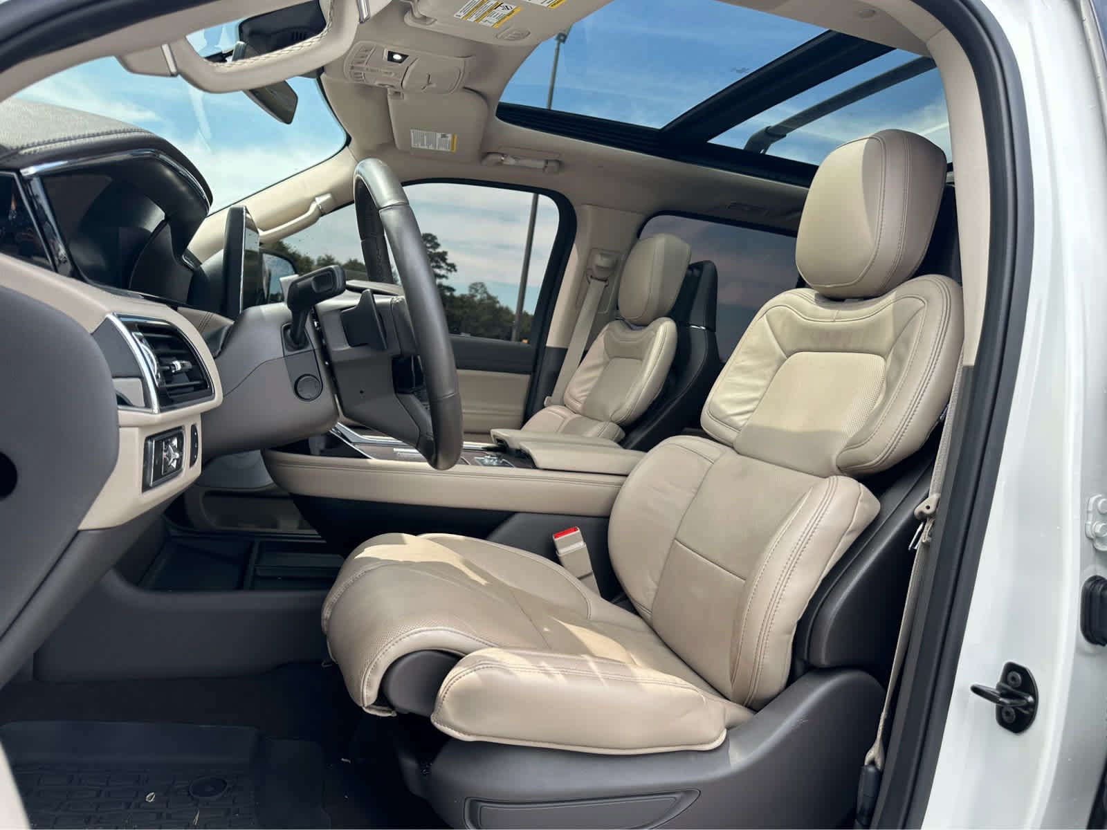 Used 2024 Lincoln Navigator Reserve AWD/4WD image 13