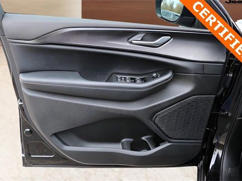 Used 2025 Jeep Grand Cherokee L Altitude image 10