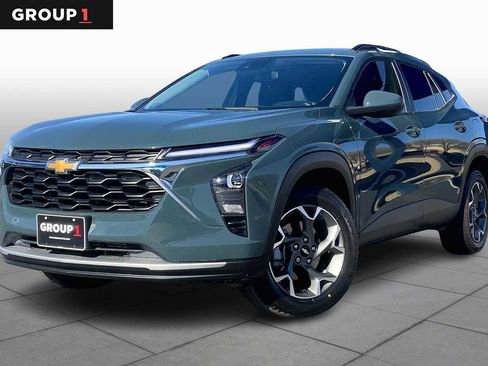 Certified 2025 Chevrolet Trax LT w/ Driver Confidence Package image 1