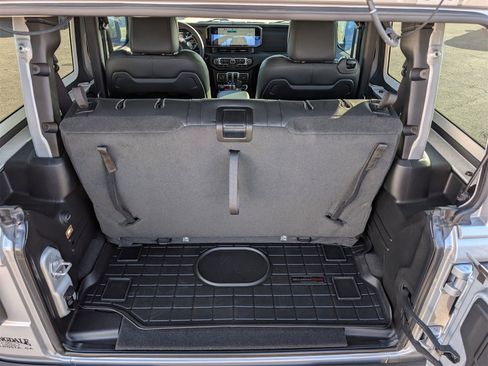 Used 2024 Jeep Wrangler Rubicon image 14