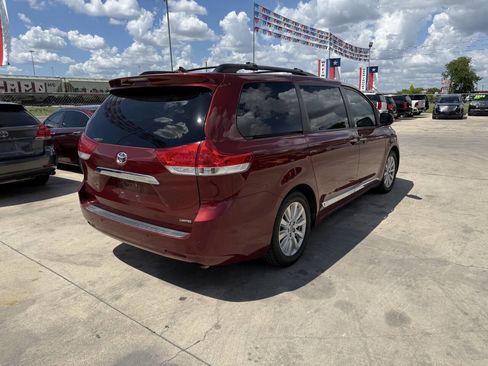 Used 2014 Toyota Sienna Limited w/ Limited Premium Package FWD image 6
