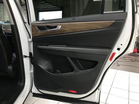 Used 2024 Volkswagen Atlas SE image 11