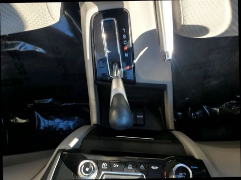 Used 2015 Honda Civic Hybrid Sedan image 34