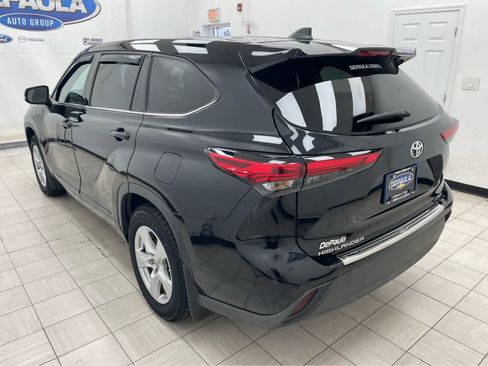 Used 2022 Toyota Highlander LE AWD/4WD image 19