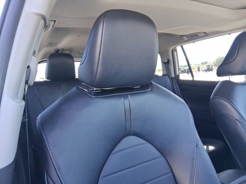 Used 2025 Toyota Highlander XLE AWD/4WD image 16