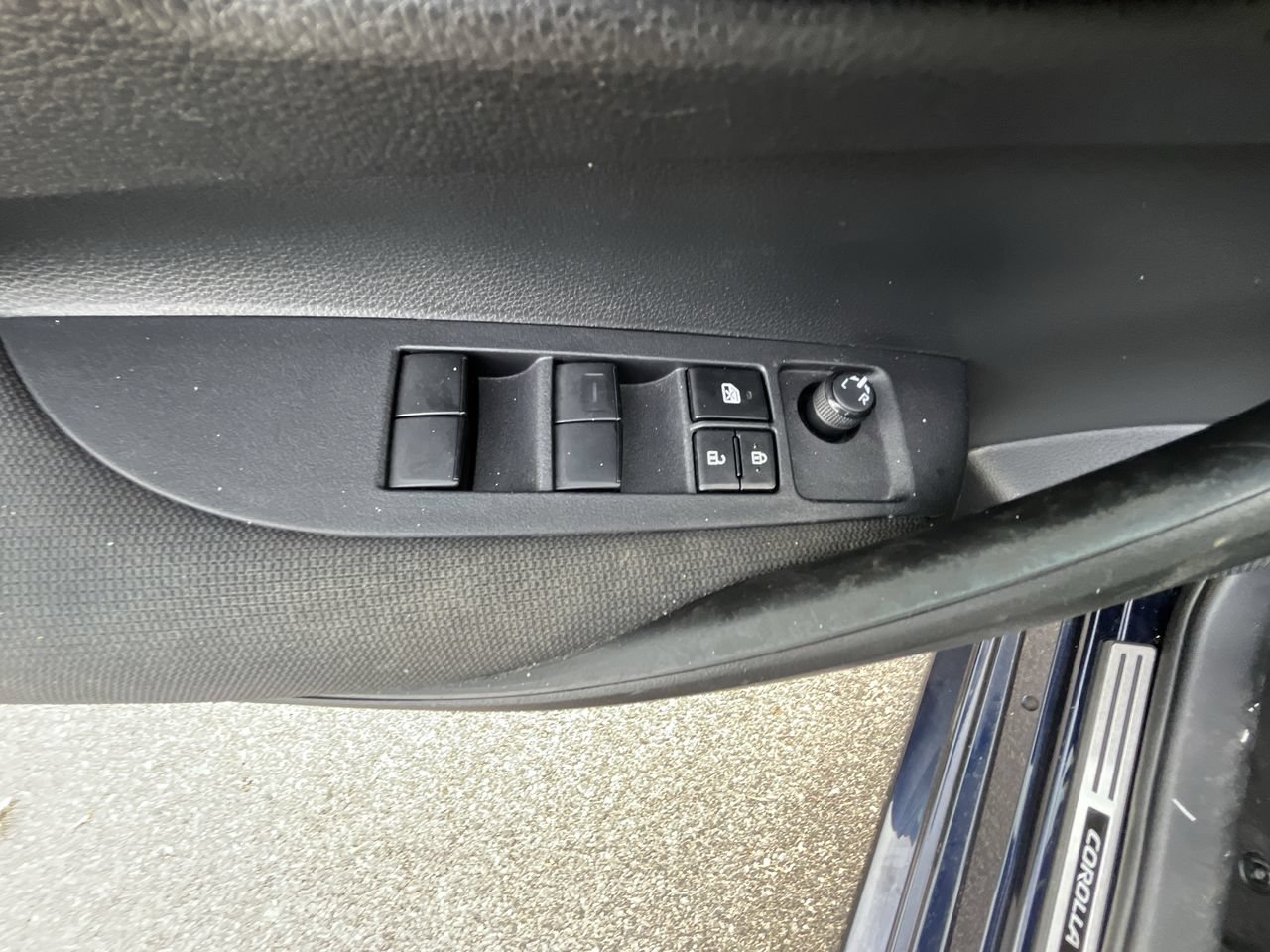 Used 2023 Toyota Corolla LE FWD image 4