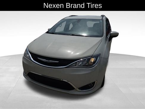 Used 2017 Chrysler Pacifica Touring Plus w/ Tire & Wheel Group FWD image 11