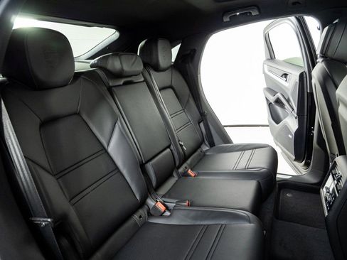 New 2026 Porsche Cayenne Base image 23