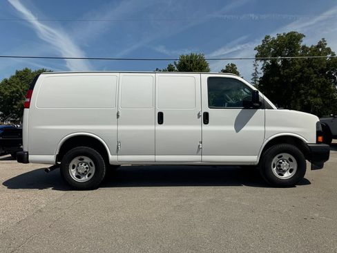 Used 2024 Chevrolet Express 2500 w/ Driver Convenience Package RWD image 4