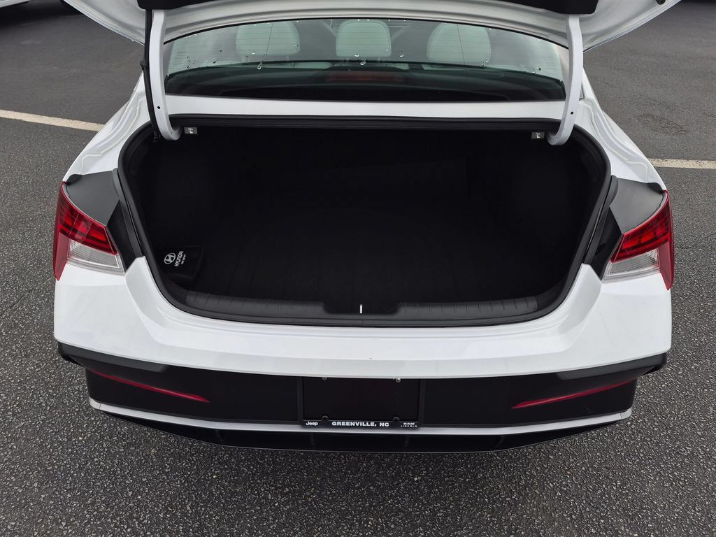 Used 2025 Hyundai Elantra Limited FWD image 29