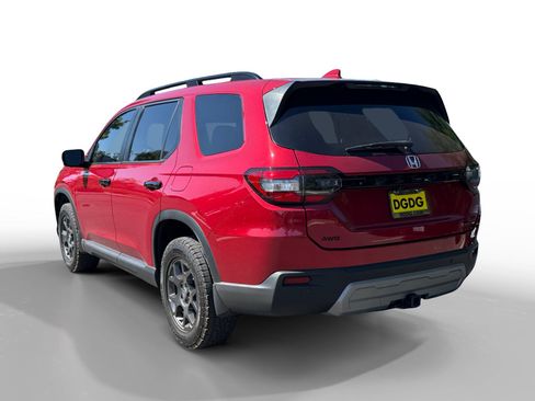 Used 2025 Honda Pilot TrailSport image 3