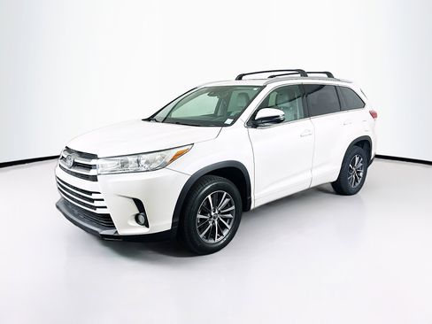 Used 2018 Toyota Highlander XLE image 3