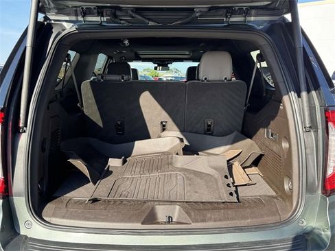 Used 2023 GMC Yukon XL SLT w/ SLT Luxury Package image 8