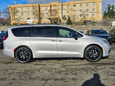 New 2026 Chrysler Pacifica Select image 9
