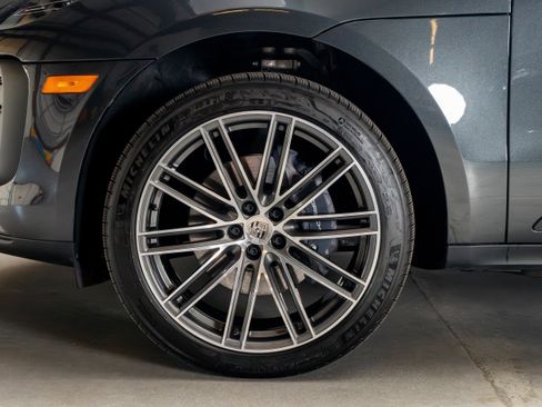 Certified 2025 Porsche Macan AWD/4WD image 18