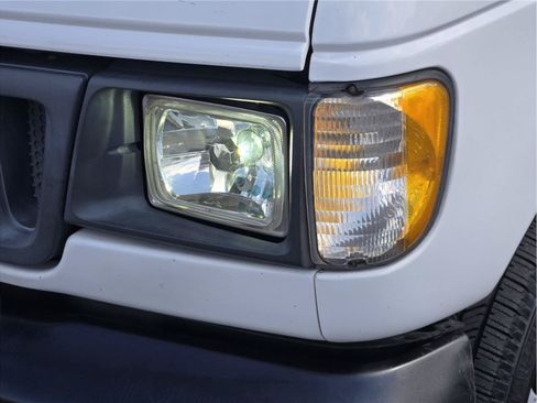 Used 2003 Ford E-350 and Econoline 350 Super Duty RWD image 10