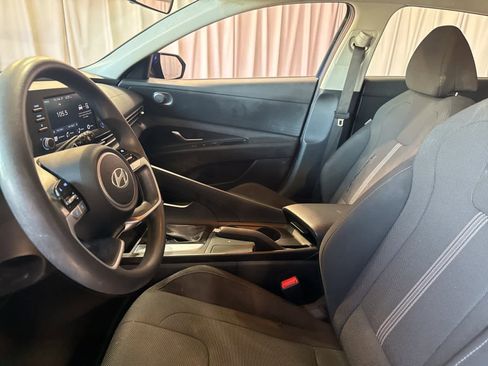 Used 2025 Hyundai Elantra SE image 17