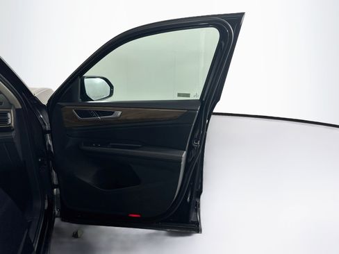 Used 2025 Volkswagen Atlas SE FWD image 34