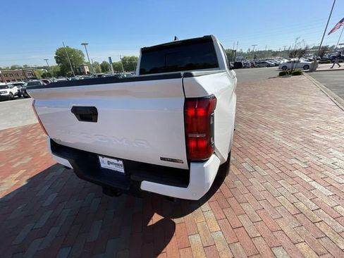 Used 2025 Toyota Tacoma SR5 w/ SR5 Upgrade Package AWD/4WD image 33