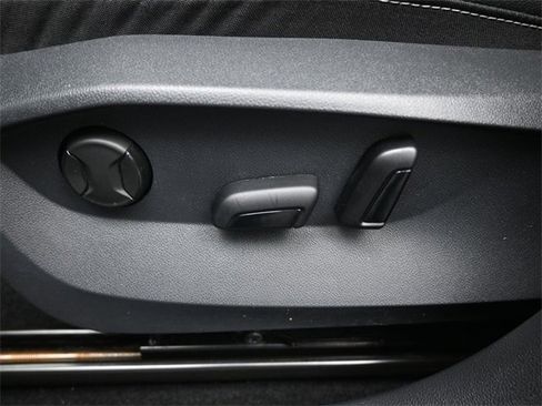 Certified 2023 Volkswagen Taos SE image 33