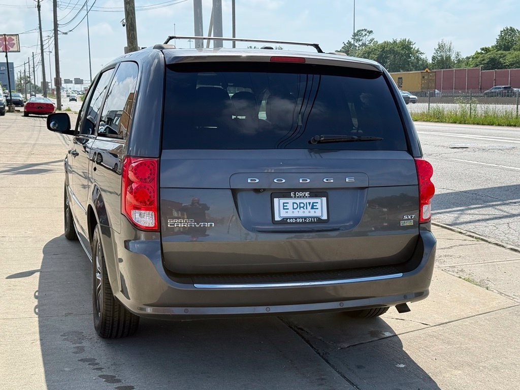Used 2017 Dodge Grand Caravan SXT w/ Rear Park Assist Package FWD image 9