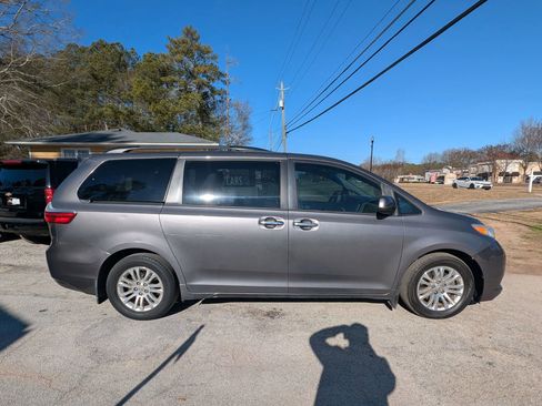 Used 2017 Toyota Sienna XLE Premium image 4