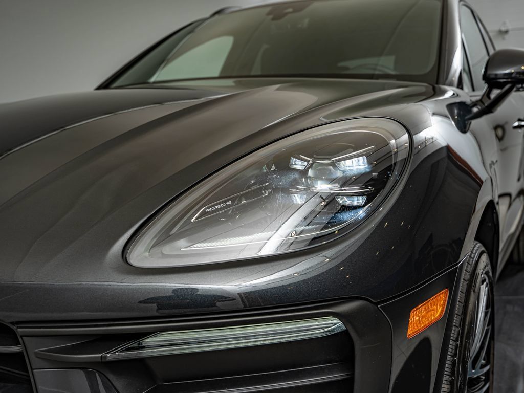 Certified 2026 Porsche Macan AWD/4WD image 16